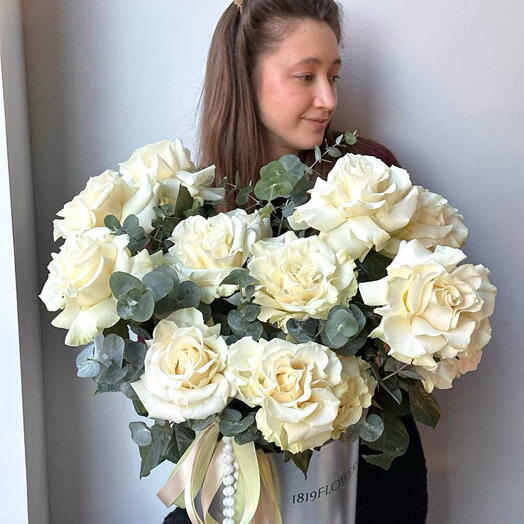 Композиция из белой ажурной розы в шляпной коробке
