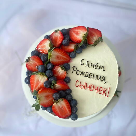 Торт с ягодами и шоколадными подтёками для сына 2кг