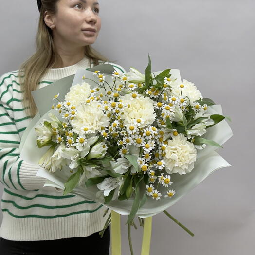 Авторский букет с ромашками, альстромерией, диантусами
