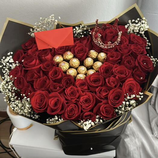 Сердце из 50 роз-конфеты Ferrero в середине