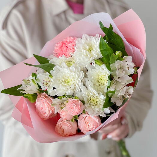 Нежный букет с альстромерией и кустовой розой