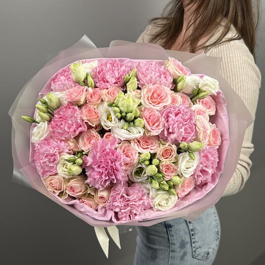 Нежный букет из мягкой кустовой розы и лизиантусов с диантусами (39-0037)