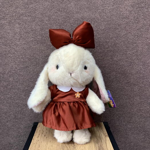 Заяц в коричневом платье