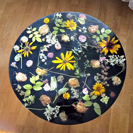 Столик из эпоксидной смолы с сухоцветами