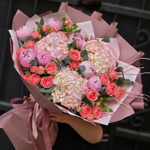 Шикарный букет с пионами и гортензией 🥰