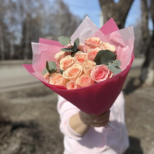 15 мини роз с эвкалиптом
