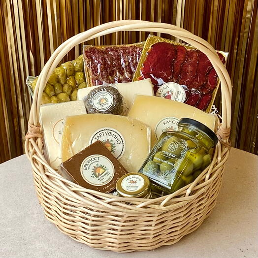 Подарочная корзина с сыром и мясом L «Для двоих» в подарок на юбилей, годовщину свадьбы, вкусный сюрприз