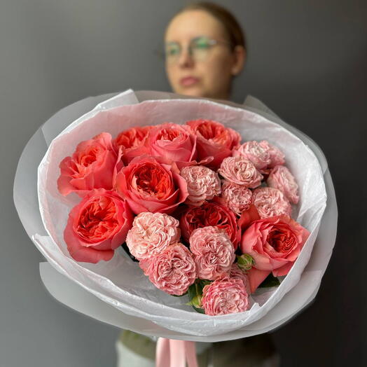 Букет из нежных пионовидных роз