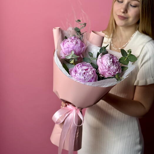Букет пионы Сара Бернард и эвкалипт PEONY28