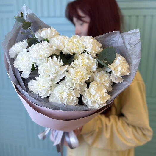 Букет из 15 белых диантусов с эвкалиптом 🌿