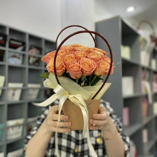Композиция "15 коралловых роз в сумочке"