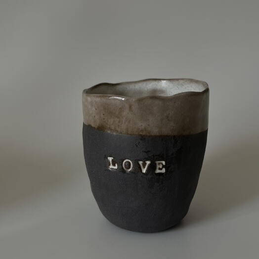 Чашки с надписью "LOVE"