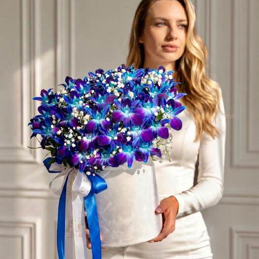 Цветы в коробке 💙 «Ночное небо». Композиция 681. Leoraflowers