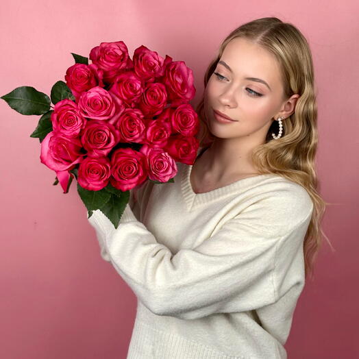 Ярко-розовые розы 17 штук