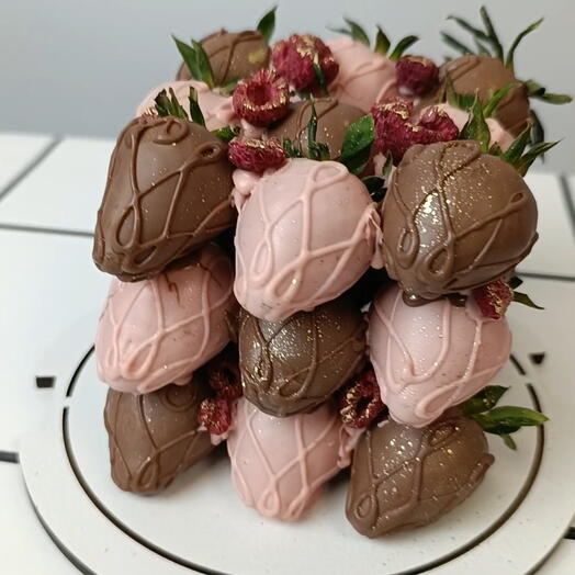 Торт клубника в шоколаде 27 штук