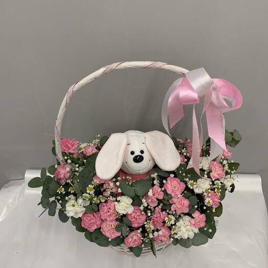 Корзина с цветами и игрушкой