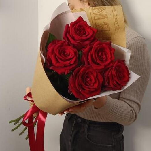 Mono ramo de rosas rojas en la elaboración / 5 rosas / para los seres queridos