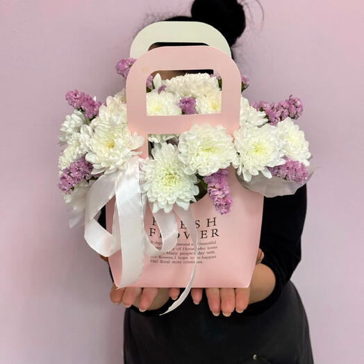 Композиция в стильной сумочке с хризантемой и статицей 🌸