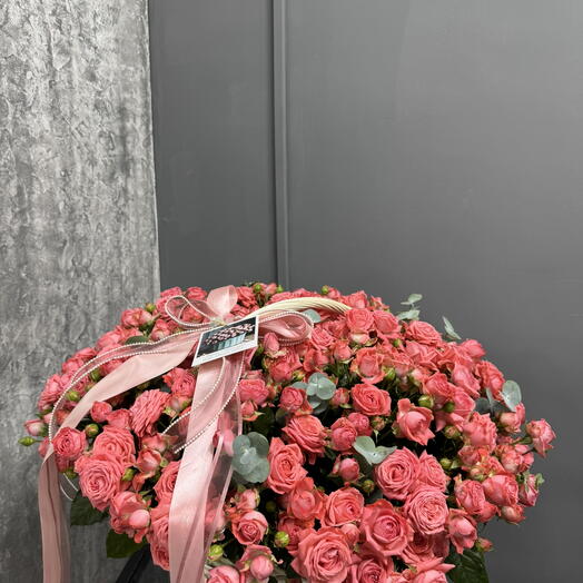 Корзина из 65 кустовых роз