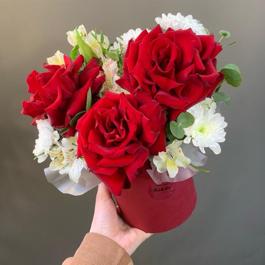 "Пламя" букет в коробке с алыми розами