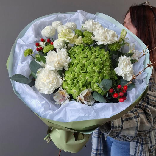 Яркий букет гортензия, диантусы, альстромерия, гиперикум