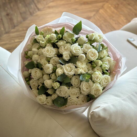 Букет белых кустовых роз, 15 шт