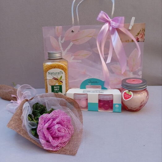 Подарочный beauty box «Ванильно-клубничный релакс» с вечной розой из бисера