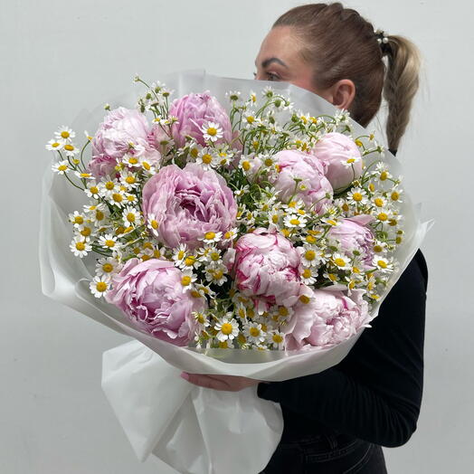 Розовые пионы с кустовой ромашкой 🌼