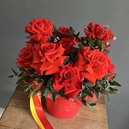 Композиция из 9 алых роз
