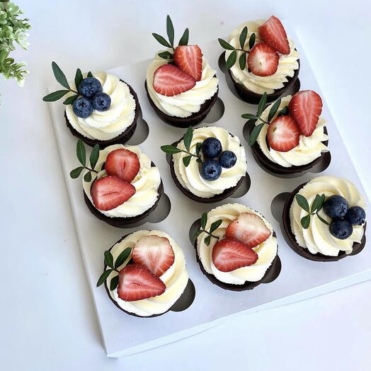 Шоколадные капкейки с кремом чиз 🧁с яблоками (голубика ,клубника )в наборе (9шт)