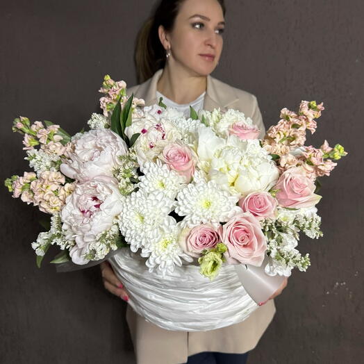 Корзина с зефирными цветами ( пион, маттиола, Роза, хризантема, статица)