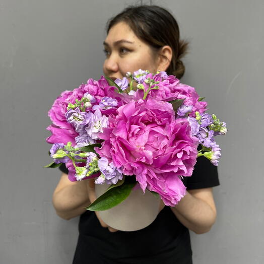 Малиновые пионы и лавандовая маттиола в шляпной коробке 💜