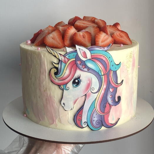 Торт с единорогом и клубникой