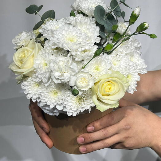 Цветы в шляпной коробке