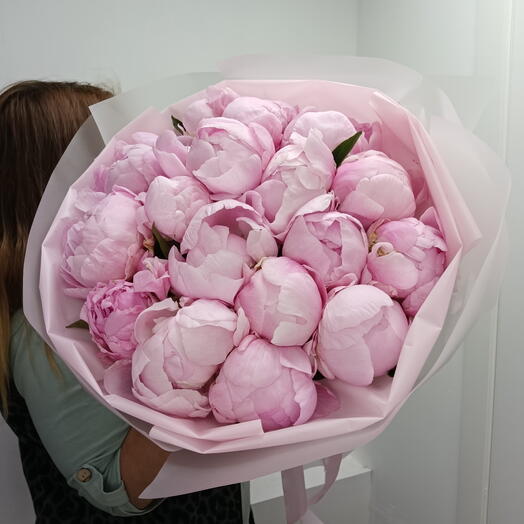 Букет 17 крупных пионов peony