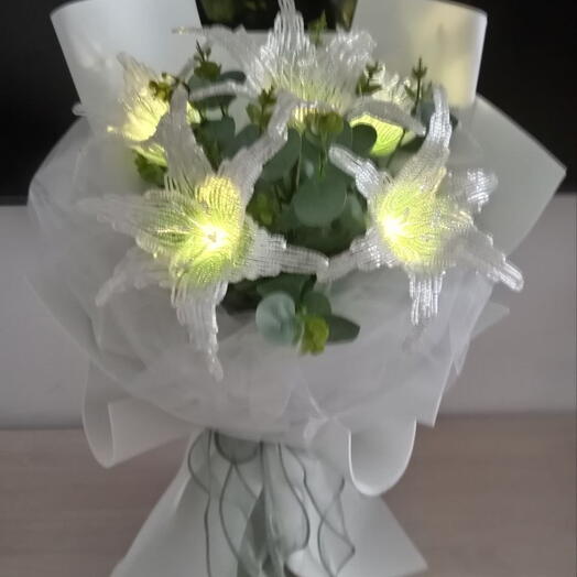 Букет Лилий с сюрпризом Luxury lilies bouquet with led lights