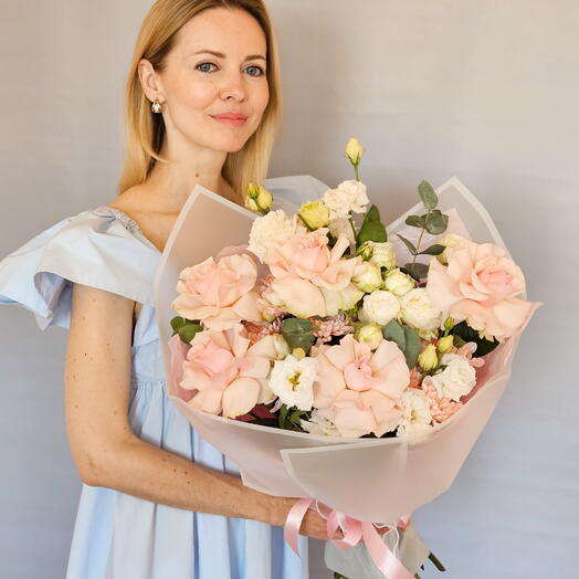 Букет французские розы, кустовые пион розы, эустома, хризантема и эвкалипт