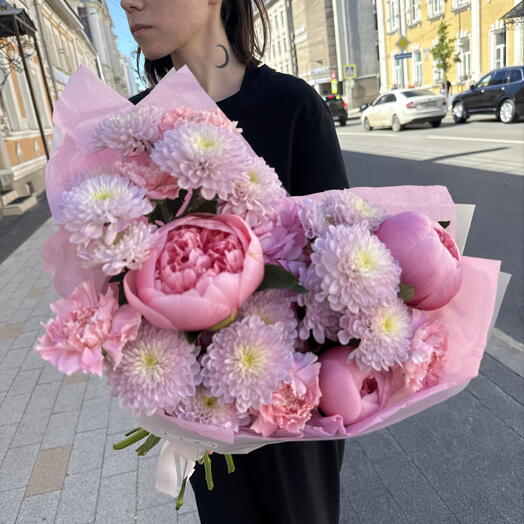 Яркий букет из сезонных пионов, ароматной хризантемы, ажурных диантусов