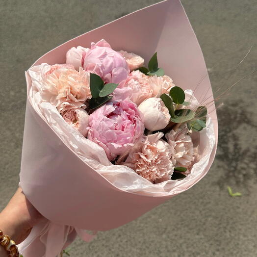 Кулек с пионами