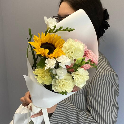 Ласковое солнце🌞 Букет с подсолнухом, кустовой розой, диантусами, фрезией в конверте🤍