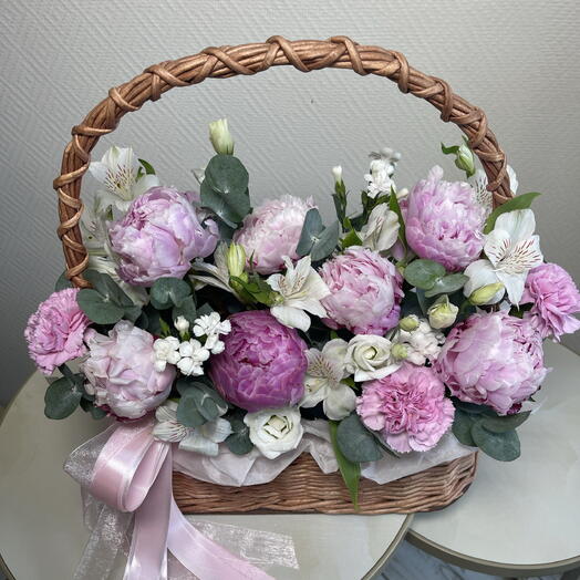Корзина с пионами, диантусами, альмтромерией и эвкалиптом
