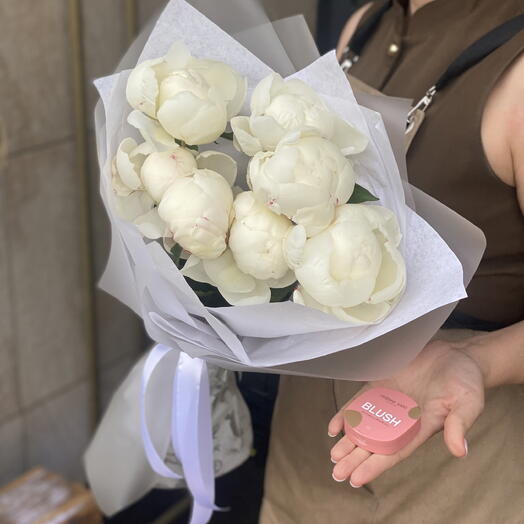 Белоснежные пионы + подарок от Vivienne Sabo — румяна MACARON