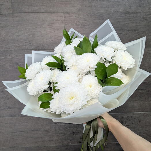 Пышный букет кустовых хризантем с зеленью рускуса