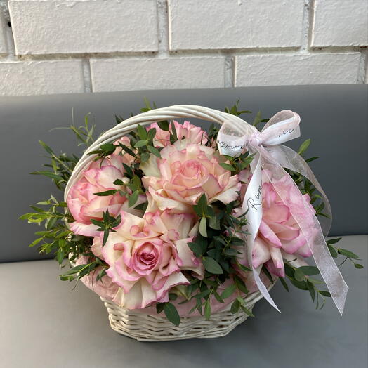 Счастье 🌸 моно композиция из французских роз и ароматного эвкалипта в плетенной корзине