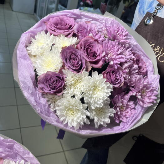 Букет с хризантемой и розами