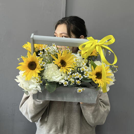Подсолнухи и кустовые ромашки в деревянном ящике 💛
