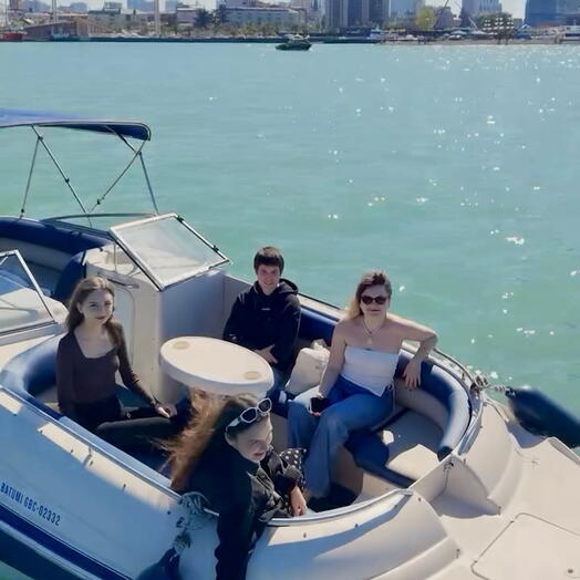 Батуми: прокат Larson yacht