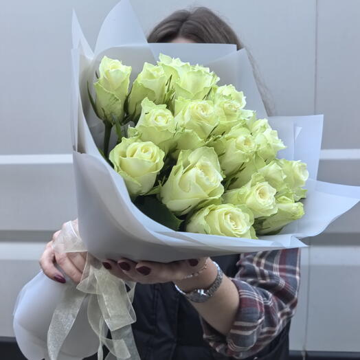 Букет из 19 белых роз Кении
