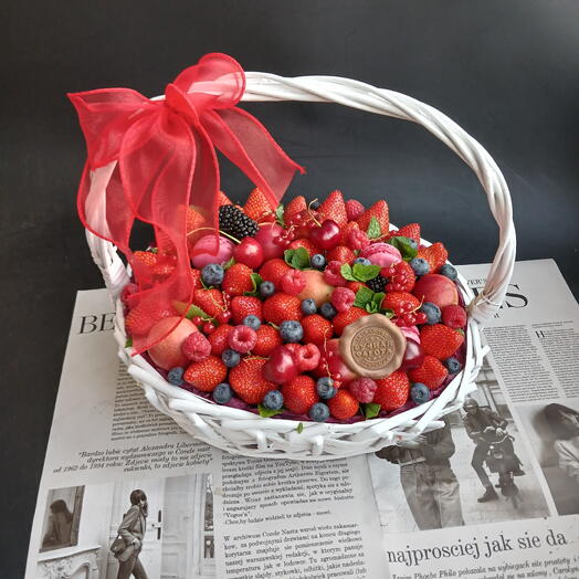 Корзина с клубникой