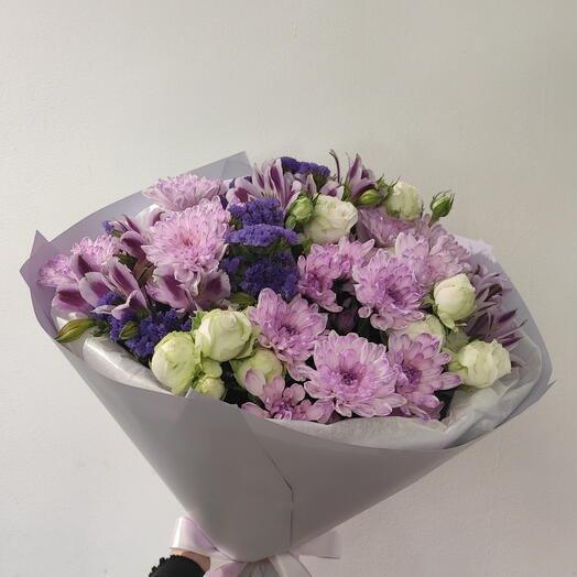Ramo de rosas arbustivas, crisantemos y alstroemeria